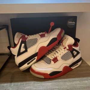 Säljer ett par äkta Jordan 4 Fire Red u storlek 42,5. Köptes på Restocks och Kvitto finns och tag och låda följer med. Dem har andvänts i ett halv år och är i väldigt bra skick. Har man några frågor eller vill ha mer bilder är det bara att höra av sig 😁