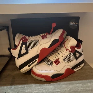 Jordan 4  - Säljer ett par äkta Jordan 4 Fire Red u storlek 42,5. Köptes på Restocks och Kvitto finns och tag och låda följer med. Dem har andvänts i ett halv år och är i väldigt bra skick. Har man några frågor eller vill ha mer bilder är det bara att höra av sig 😁