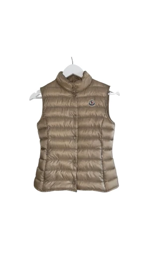 Moncler väst Äkta - En jättefin moncler väst som är i fint använt skick Några små glassfläckar som går bort i tvätt därav det billiga priset.