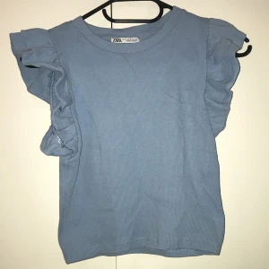 Blått linne Zara  - blått  linne i volanger från Zara 💙