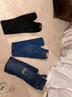 3 Molly jeans från ginatricot i gott skick i strl XS & 34. Går att köpa separat eller alla tillsammans Separat : 150kr st Alla tillsammans: 300kr 