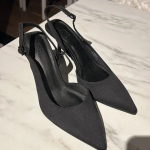 Klackar  - Så snygga klackar från asos, köpta innan sommaren men kom aldrig till användning tyvärr. Storlek 42 men passar mig som vanligtvis har 41. Aldrig använda utan bara testade hemma 💝