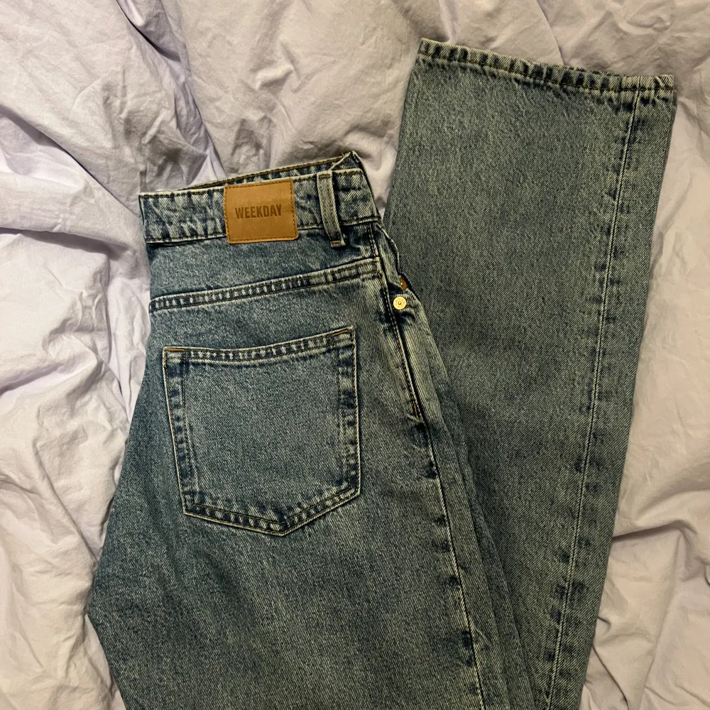 Raka jeans från Weekday i modellen ”voyage” . Jeans & Byxor.
