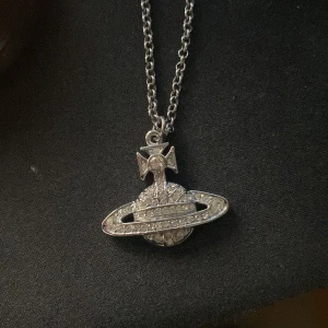 Vivienne Westwood halsband - Vivienne halsband. Säljer då den inte kommit till användning. 