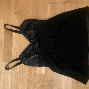 Superfin partytopp 🥂🥂 - Jättefin topp från espirit perfekt till fest och tillställningar💓. Storlek M men passar även mig som har S. Använd gärna ”köp nu”💓