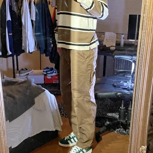 Byxor - Säljer bruna byxor, extremt snygga och gillar att de sitter ganska löst och inte är för tajta, modell: relaxed fit, super nice att matcha   Jag är 190+ och de sitter perfekt, är man kortare funkar de också med ett skärp