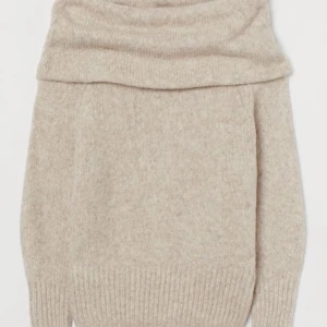 STICKAD OFF SHOULDER  - Jätte fin stickad tröja knappt använd! Beige Inga defekter  Storlek S men är rätt stor så M passar också perfekt!