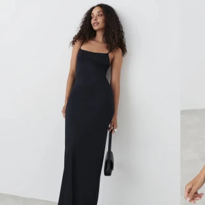 Maxi slip dress - Helt ny maxiklänning från Gina tricot! Sitter jättefint med fin ringning och rygg. Säljes för att jag glömde bort att skicka tillbaka klänningen i tid!   Artikelnummer: 224019000102