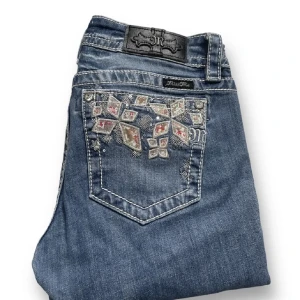 Miss Me jeans - Köpta här på plick men passade inte mig så jag säljer vidare. !Lånade bilder från förra säljaren! Nypris 1200       Har extremt fina detaljer😍                                     ⭐️Tveka inte på att höra av er om frågor eller fler bilder⭐️     
