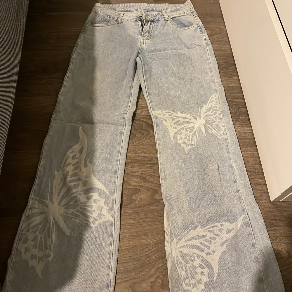 Söta lågmidjade, typ utsvängda jeans med fjärilsmotiv i storlek S💞💞buda?. Jeans & Byxor.