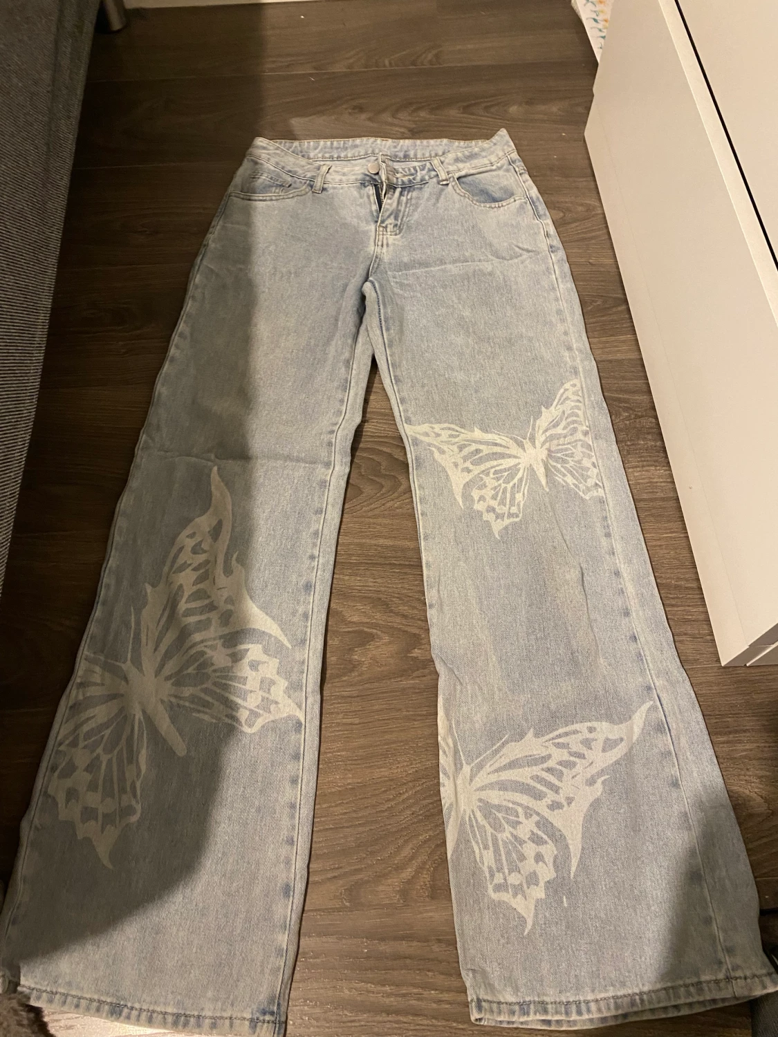 Lågmidjade jeans med fjärilsmotiv