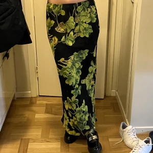 Långkjol  - Långkjol med mönster, använd 2 gånger. Köparen står för eventuell frakt. 🌸