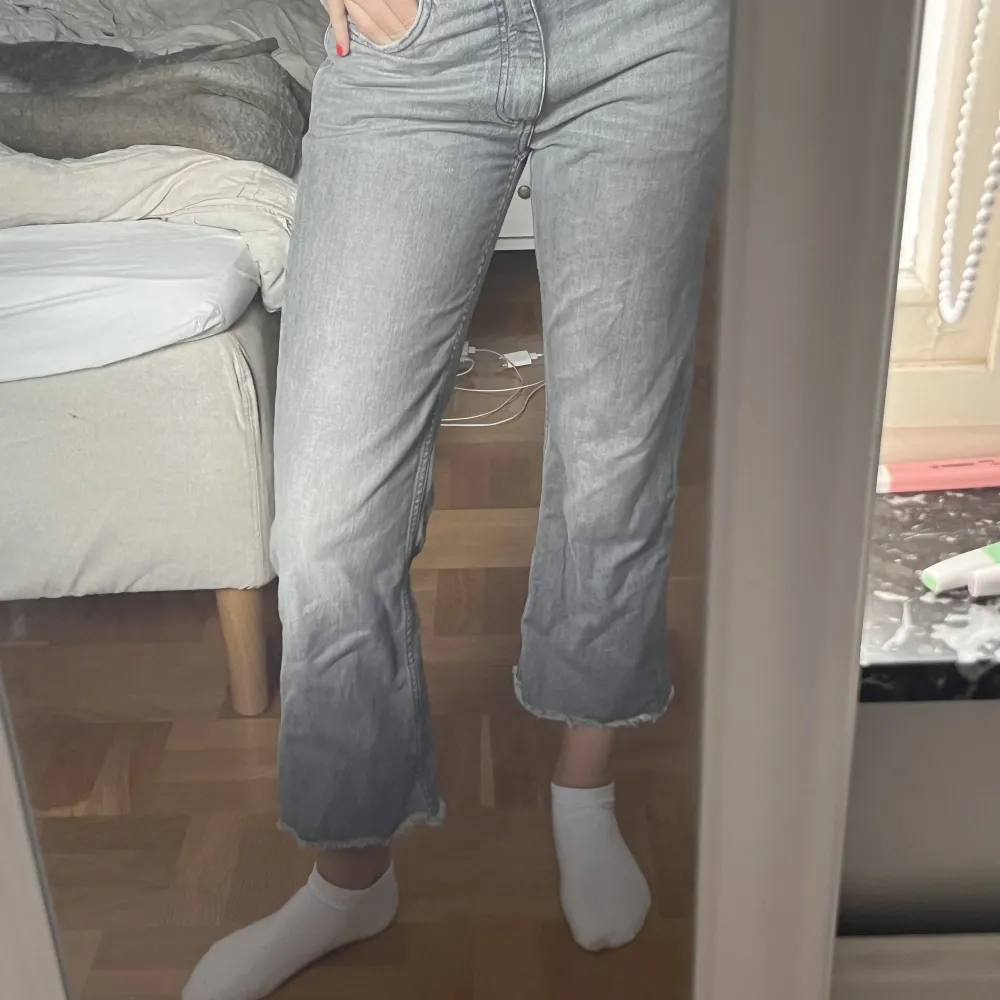 Gråa, croppade jeans från Hope!! Storlekar 28’ i midjan, skulle säga S/M! Dom är ganska korta så,därför jag säljer. Jag är 174, ni ser på sista bilden hur som sitter på mig i längden. I övrigt jättesnygga jeans med snygg grå tvätt! . Jeans & Byxor.