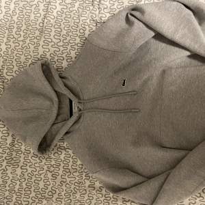 Hej! Säljer min Lacoste hoodie eftersom den var för stor.  Nyskick; 9/10 Kvitto/förpackning är det bara att skriva i dm, vi hörs där!