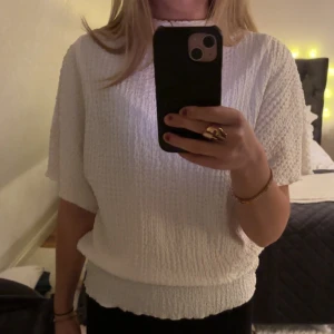 Topp - Säljer denna vita toppen från zara. ”nyskick”