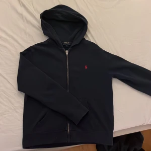 Ralph Lauren Zip Hoodie - Säljer Ralph Lauren Zip Hoodie Storlek: Large (14-16) Bra skick. Obs! Modellen är 174 cm. Skriv gärna för mer info och bilder!
