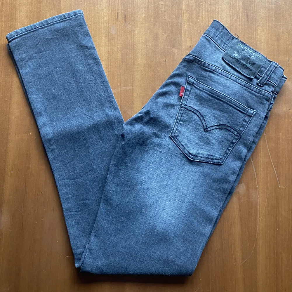Gråa levis jeans 510 i storlek 14 unisex. Knappt använda och därmed i bra skick. Nypris: 999kr och vårat: 199kr. Pris kan diskuteras. Hör av dig vid frågor och funderingar!. Jeans & Byxor.