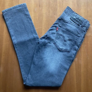 Levis Jeans 510 - Gråa levis jeans 510 i storlek 14 unisex. Knappt använda och därmed i bra skick. Nypris: 999kr och vårat: 199kr. Pris kan diskuteras. Hör av dig vid frågor och funderingar!