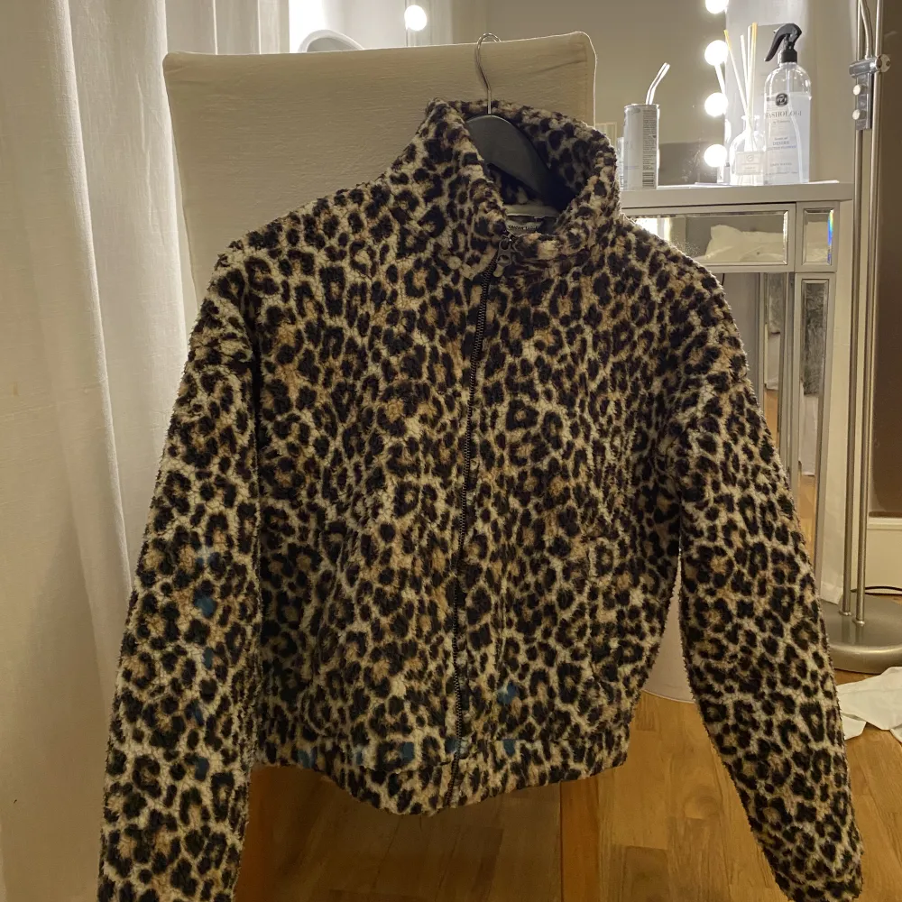 Säljer denna fluffiga leopard jackan då jag inte använder den längre. Köparen står för frakt 📦 . Jackor.
