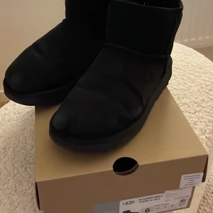UGG Classic Mini svart - Säljer mina svarta UGG Classic mini Storlek: 37  Köparen står för frakt!💕