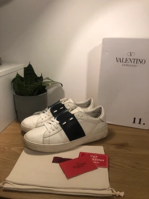 Valentino open - Riktigt snygga valentino open i den marinblå färgen❄️ väldigt fint skick förutom att innersulor saknas. Box, dustbag och kort medföljer✅it hundra på om d e äkta därav priset. Skriv vid fler frågor eller funderingar💫