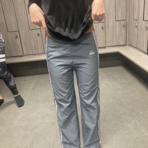 Adidas träningsbyxor  - Jätte fina  90-tal byxor från adidas. Jätte fint skick men de är tyvärr för små för mig💕Det är litet plastigt material.