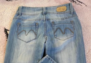 Jeans - Snygga lågmidjade jeans från märket monday. Ytterbenslängd 104cm, innerbenslängd 80cm, midjebredd 35cm. Skriv vid frågor osv 🩷