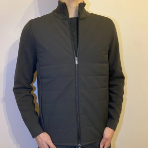 Massimo dutti cardigan  - En riktigt snygg Massimo dutti cardigan som är i utmärkt skick. Den kostar 1200kr i nyskick och vi säljer den för 699kr. Skick 9/10 inga defekter. Skriv vid frågor och funderingar.😃