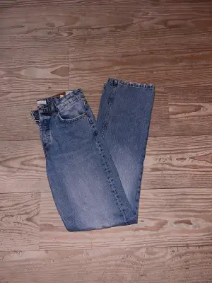 Straight jeans med medelelhög midja Från zara Storlek: 36, true to size 