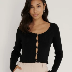 Svart långärmat tröja med öppna detaljer - Svart långärmad ribbad tröja med öppna detaljer inte jätte tight! 🥰