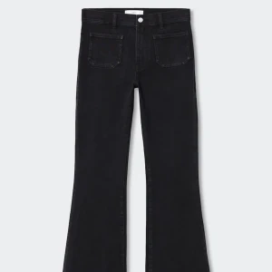 Bootcut jeans  - Svarta bootcutjeans med fickor framtill från mango. Köpta i Spanien. Midwaist. Långa i benen, jag är 177 och de går ner till marken på mig.
