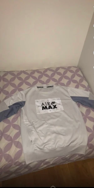 Nike Air Max tröja  - Hejsan 😀 Jag väljer nu att bli av med tröjan eftersom att den bara tar plats i min garderob! En fin tröja i storlek M, hör av er😁