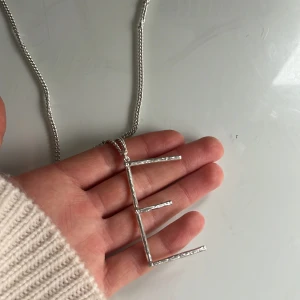 Marianilsdotter halsband  - Så fint wonky letter halsband från Marianilsdotter, i den stora modellen  Har äktighetsbevis samt kvitto och box! Längd 45 i kedjan 