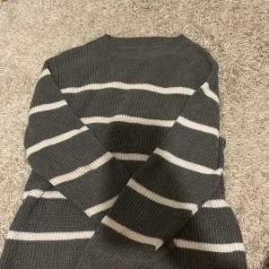 Trendig stickad tröja- bondelid - Jättesnygg och trendig tröja, köpt för ett halvår sedan på mq för 700kr. Ingen användning för Denise har knappt använt heller❤️