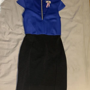 Kläning - En jätte fin klänning som är tyvär för liten för mig, den har dragkedja vid ryggen, knappt använt den!