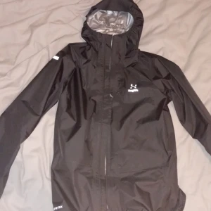 Haglöfs jacka storlek small - Haglöfs jacka storlek small köpt för 2800  sitter bra för folk som e i längden 170till 175