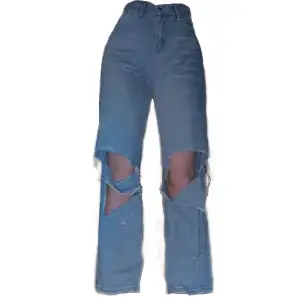 Blå ripped jeans!💙 Väldigt väldigt djupa rips, jag tycker dem är snygga som dem är, men kan säkert göras om till shorts eller så ifall man skulle vela 😛😋 Pris går att diskutera, har inte använt dem på år så vill bara bli av med dem asap!🩵💙
