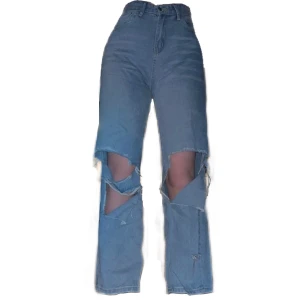 Ripped jeans 💙 - Blå ripped jeans!💙 Väldigt väldigt djupa rips, jag tycker dem är snygga som dem är, men kan säkert göras om till shorts eller så ifall man skulle vela 😛😋 Pris går att diskutera, har inte använt dem på år så vill bara bli av med dem asap!🩵💙