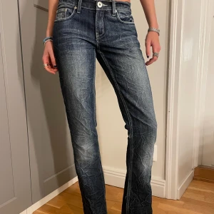 Låg midjade jeans  - Ett par super snygga och timeless jeans som alla behöver. Dom raka mörkblåa samt lite utvältrade jeansen är i storlek 34 men passar även 36. Mycket bra skick. Köpare står för frakt! 