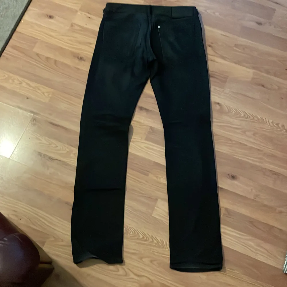 ett par svarta jeans som inte används. mycket bra skick . Jeans & Byxor.
