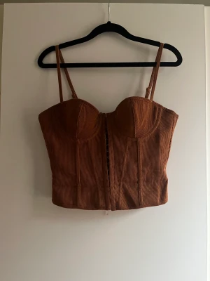 Manchesterkorsett  - Så så din är så ledsen att kuporna inte passar mig / lägger sig inte snyggt (har 70a-B). Snatchar en på helt rätt sätt riktigt fin!!! I den perfekta roströda/bruna färgen