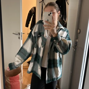 Jacka Zara  - Jacka från Zara! Super snygg och bekväm! Säljer billigt.
