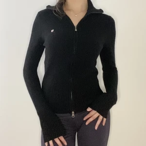 Stickad Zip Up - Jättemysig stickad zip up tröja från Gant. Varm och mysigt.🫶🏻