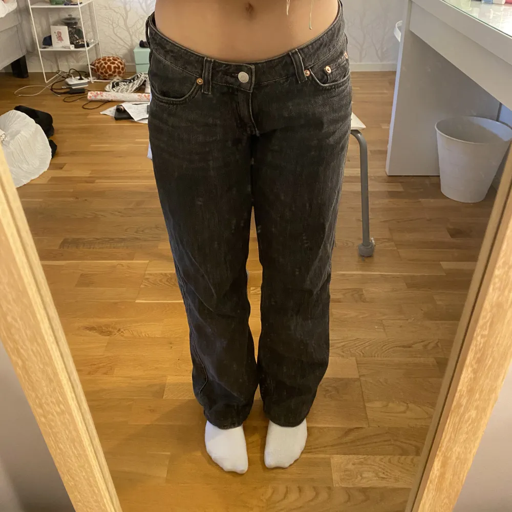 Säljer dessa gråa lågmidjade arrow jeans från Weekday i storlek 25 och läng 30, alltså25/30! De är lite uppsydda men finns att folla ner💘. Jeans & Byxor.