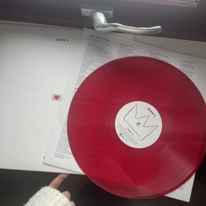 Hov1 vinylskiva - Hov1 Hov1 vinylskiva. Väldigt väl omhändertagen. Nr 129 av 1000 i världen. Har en till (annat album) på min sida, båda för 500kr