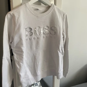 Hugo boss tröja - Säljer denna hugo boss tröja i dammodell, storlek xs passar även en S🤍 