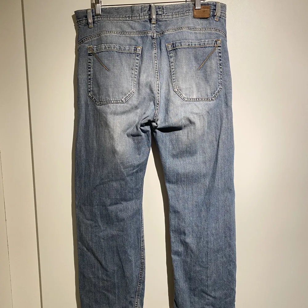 Hej! Säljer ett par riktigt snygga vintage jeans från Gant. Nypris va runt 1300kr. Storlek 34 32 men passar även 34 30. Snygg blå/grå colorway. En lagning i fickan, därav även priset. Pris kan diskuteras. Hör av dig vid frågor. . Jeans & Byxor.