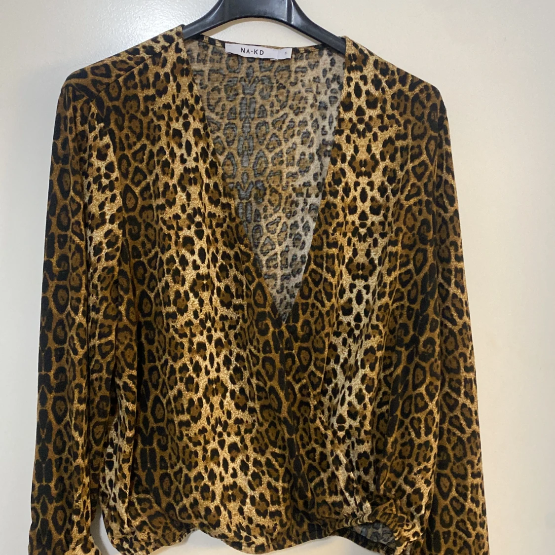 Leopard top V ringad  - 90