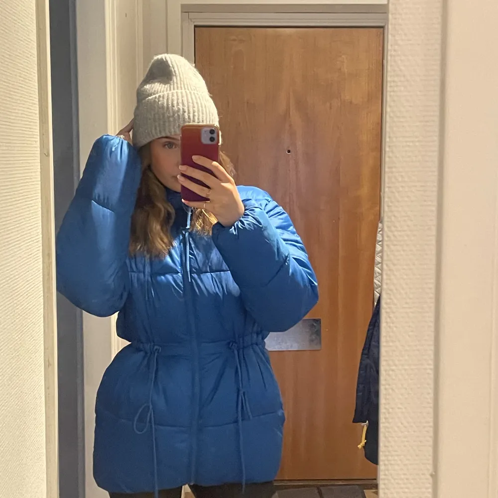 En klarblå jacka från Lindex, den är asgullig men är sugen på en annan denna vinter! Den hade en reva på armen men mamma sydde ihop jättefint så det syns inte alls. Nypris-700kr. Takit.