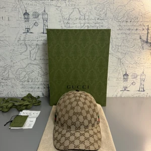 Helt ny! Gucci beige keps  - Hej, säljer nu min oanvända Gucci keps i storlek L.  Kepsen är köpt i juni men bara legat i boxen då jag kände att kepsen inte riktigt passade mig.  Box, lappar, påse osv… fås med och självklart kvittot.  Hör gärna av er vid intresse!  Mvh Oliver